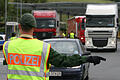 Internationale Grenzschützer gemeinsam im Einsatz       -  Ein Beamter der Bundespolizei hält auf dem deutsch-polnischen Grenzübergang Autobahn in Frankfurt (Oder) am Mittwoch (09.05.2007) einen Pkw bei der Einreise nach Deutschland an. Grenzschutzbeamte aus sechs Mitgliedstaaten der Europäischen Union (EU) sind zurzeit an der deutsch-polnischen Grenze gegen Schleuser im Einsatz. Mit der Maßnahme, die von der Europäischen Grenzschutzagentur Frontex koordiniert wird, reagierten die Behörden auf eine Zunahme illegaler Einreisen. Zur Vorbereitung des Wegfalls der Personenkontrollen an der deutsch-polnischen Grenze mit Polens Beitritt zum Schengen-Abkommen seien auch Beamte des ukrainischen Grenzschutzes beteiligt. Die Personenkontrollen an der deutsch-polnischen Grenze sollen voraussichtlich Ende 2007 wegfallen. Zur Verhinderung von Schmuggel und Menschenschleusungen sollen Schwerpunktkontrollen an Grenzübergängen sowie an Bundesautobahnen und auf Fernstraßen statt finden. Foto: Patrick Pleul dpa/lbn (zu lbn 4355 vom 09.05.2007) +++(c) dpa - Bildfunk+++ | Verwendung weltweit