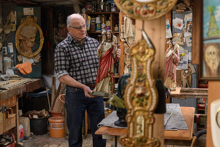 Mag das Alte und Schöne und versucht, den Charme zu bewahren: Norbert Schaller in seiner Werkstatt. Mag das Alte und Schöne und versucht, den Charme zu bewahren: Norbert Schaller in seiner Werkstatt. 