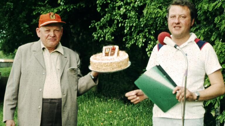 Der Letzte des Seifenkistenrennens erhielt früher eine Torte mit der Startrampe als zuckersüßes Trostpflaster. Im Bild der langjährige Rennleiter Werner Ach (rechts) und das MSVg-Urgestein Franz Wachtel senior.