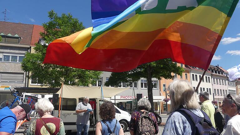 Zivile, soziale und demokratische Zeitenwende als Ziel: In Schweinfurt protestierte die Friedensbewegung gegen massive Aufrüstung und Ukrainekrieg.