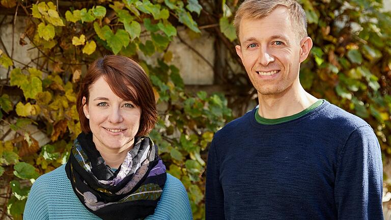 Carina Weis, Juristin beim VerbraucherService Bayern, und Schuldnerberater Andreas Hausknecht von der Christophorus Gesellschaft in Würzburg helfen Betrugsopfern und deren Angehörigen.