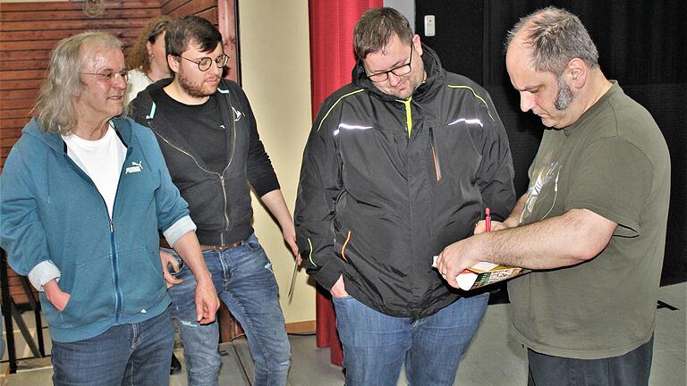 Gerne nahm sich Kabarettist Matthias Egersdörfer (rechts) nach seinem Auftritt in Alitzheim die Zeit, um für seine Fans Bücher zu signieren.