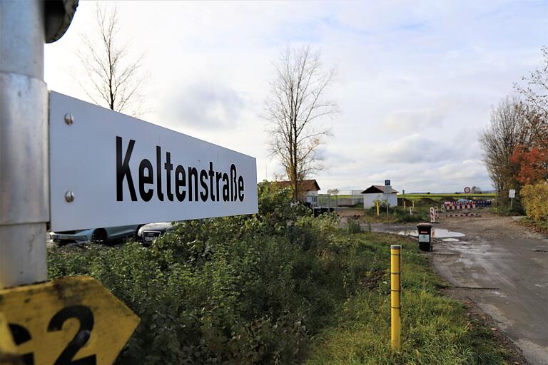 Ende Januar könnte an der Keltenstraße als Zufahrt zum Baugebiet 'Am Nützelbach II' weitergebaut werden, sagt die Stadt.