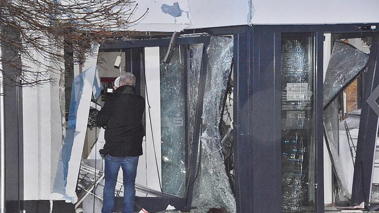 Ein Bild der Verwüstung zeigte sich nach dem Sprengen der beiden Geldautomaten in der Sparkasse Bad Königshofen. Der Schaden bewegt sich im siebenstelligen Bereich, sagt Sparkassendirektor Georg Straub.       -  Ein Bild der Verwüstung zeigte sich nach dem Sprengen der beiden Geldautomaten in der Sparkasse Bad Königshofen. Der Schaden bewegt sich im siebenstelligen Bereich, sagt Sparkassendirektor Georg Straub.