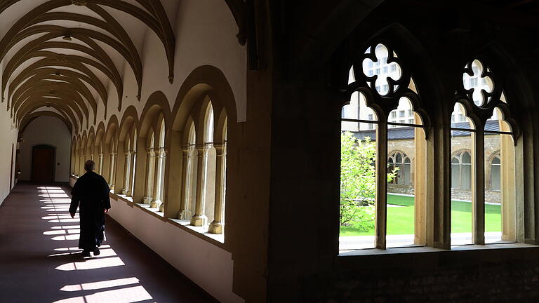 Franziskanerkloster Würzburg.jpeg       -  Ein Schatten lastet nun auf der Ordensgemeinschaft. Im Bild: Der Kreuzgang des Klosters in Würzburg.