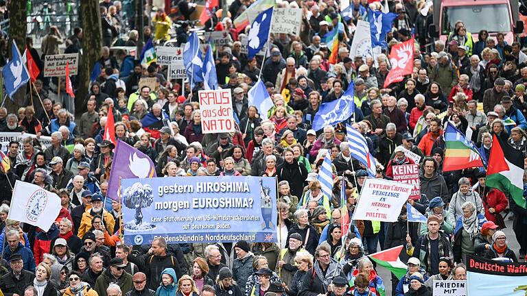 „Nie wieder Krieg“-Demonstration Berlin       -  Bei der Demonstration zu dem das Bündnis „Nie wieder Krieg“ aufgerufen hatte, zogen Tausende von Teilnehmern durch Berlin.