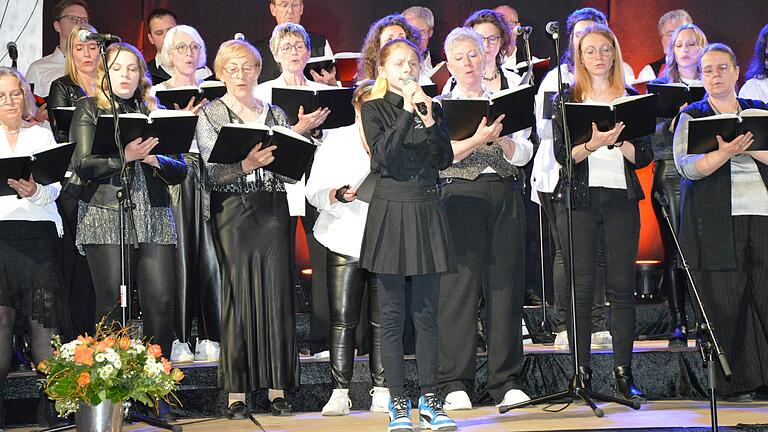 Die Siebtklässlerin Helene Schulz aus dem Kinderchor sorgte mit ihrer Darbietung von Udo Lindenbergs Hit 'Wozu sind Kriege da?' für einen Gänsehautmoment.