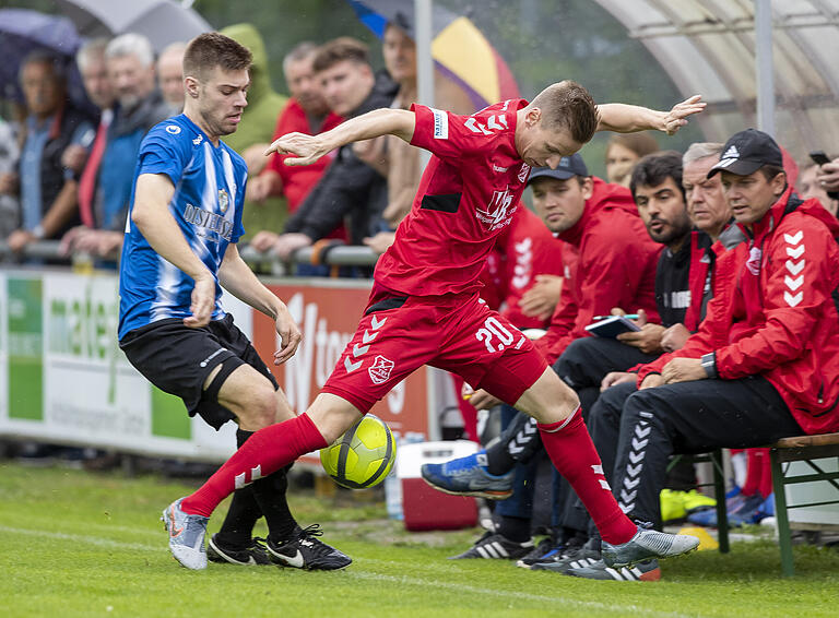 Fußball, Toto-Pokal, Würzburger FV - TSV Aubstadt       -  Erik Schnell-Kretschmer (WFV) und David Bauer (TSV Aubstadt) im Duell um den Ball.