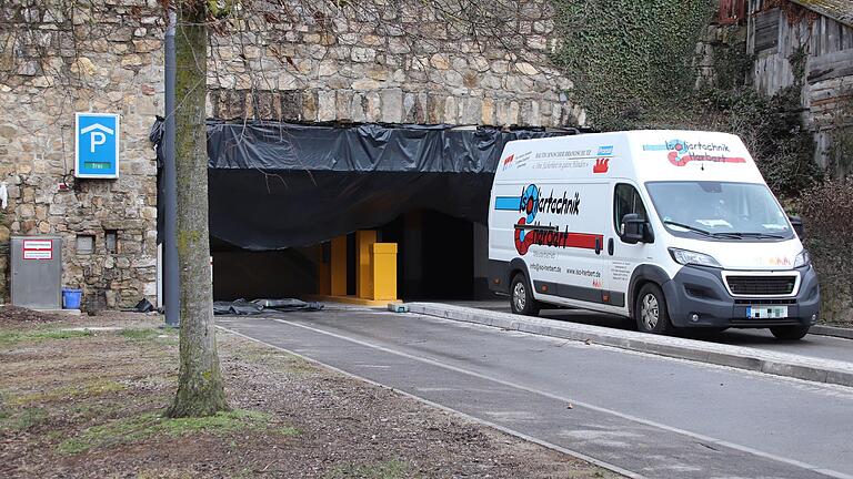 Das meiste an Baustelleneinrichtung vor der Einfahrt zur Parkgarage Altstadt ist schon weg. Doch es dauert noch bis Ende März bis die Umbauarbeiten fertig sind.