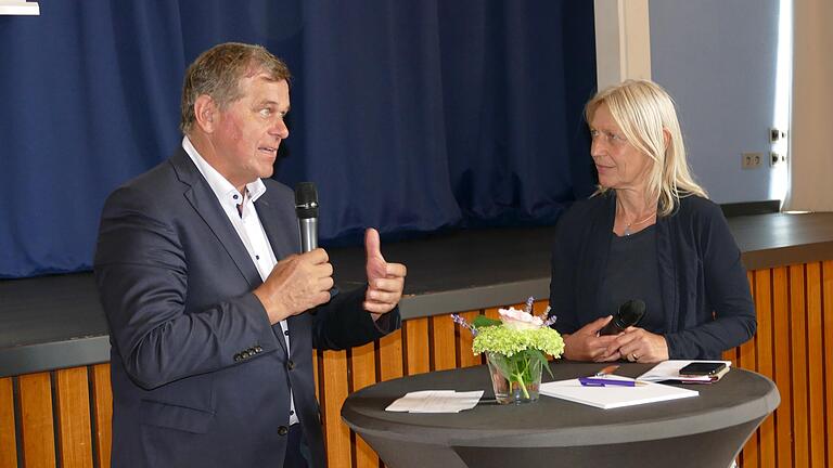 Arnsteins Bürgermeister Franz-Josef Sauer im Gespräch mit der Moderatorin Dr. Hannah Büttner.