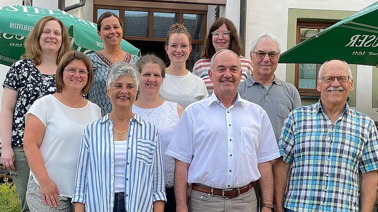 Auf dem Foto (von links): Carolin Zimmermann, Kerstin Iff, Anja Iff, Andrea Engel, Barbara Eisenbacher, Claudia Eisenbacher, Kathrin Stumpf, Bürgermeister Karl Gerhard, Edgar Müller und Franz-Josef Engel.  Nicht auf dem Foto dabei sind Julia Oestemer, Franz Iff, Christine Roth, Jürgen Roth.