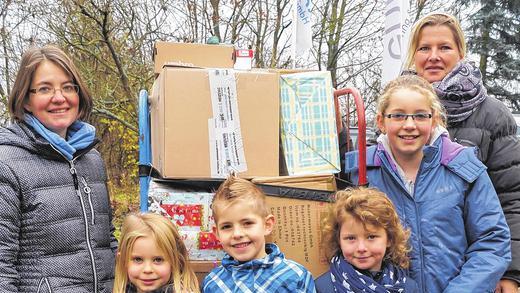 So sehen Spender aus: Viele bringen die Weihnachtspakete, wie hier im Lager in Löffelsterz, persönlich vorbei.