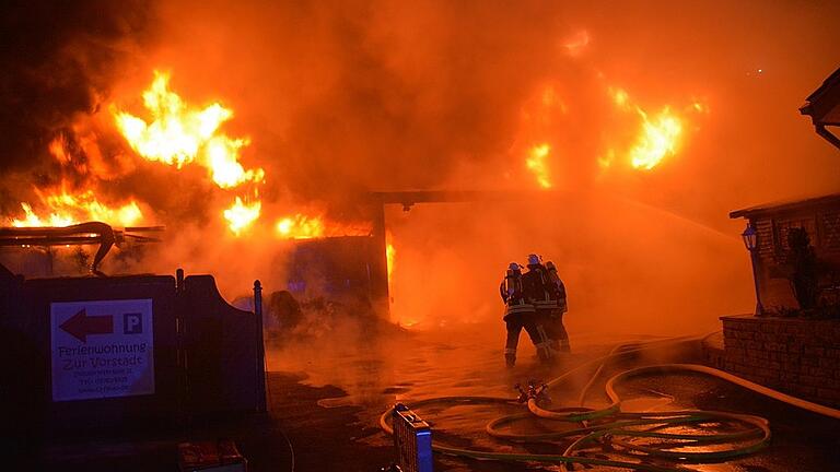 Flammendes Inferno. Ein Feuer vernichtete im Dezember 2016 das Lager- und Bürogebäude einer Bad Königshöfer Bedachungsfirma. nun wird der Betrieb wieder aufgebaut.