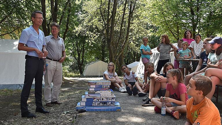 In Ferienstimmung: OB Sebastian Remelé und hauptamtlicher Stadtrat Jürgen Montag waren zum Bauersberg gekommen, um sich ein Bild von der Anlage zu machen, eine Preisverleihung vorzunehmen und sich gemeinsam mit den Kindern die Camp-Kost schmecken zu lassen.