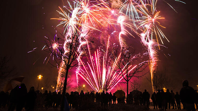 Zum vierten Mal präsentiert die Gerolzhöfer Firma Pyrotechnix am Sonntag, 16. Dezember, bei freiem Eitnritt auf dem Großparkplatz an der Berliner Straße die neuesten Feuerwerkskörper für Silvester 2018 'live und in Farbe'. Das Bild zeigt das 'Vorschießen' im vergangenen Jahr.