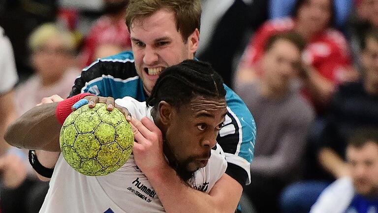 So sehr Gary Hines (am Ball) in die Mangel genommen wurde, er setzte sich immer wieder durch und war mit acht Treffern erfolgreichster Schütze beim 27:17-Sieg des HSC Bad Neustadt gegen die HT München.