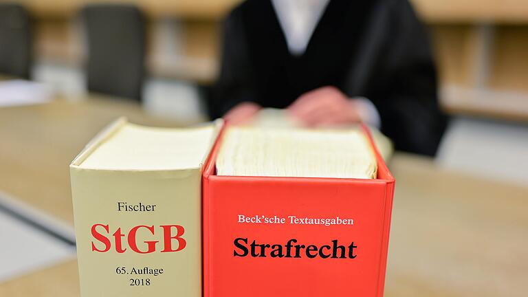 Kaum einer kennt das Gesetz besser als der Angeklagte, der selbst Jurist ist: Wegen Nachstellung und Sachbeschädigung musste in Würzburg ein ehemaliger Richter und Staatsanwalt auf der Anklagebank Platz nehmen. Kaum einer kennt das Gesetz besser als der Angeklagte, der selbst Jurist ist: Wegen Nachstellung und Sachbeschädigung musste in Würzburg ein ehemaliger Richter und Staatsanwalt auf der Anklagebank Platz nehmen.