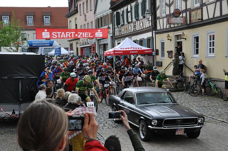 Am Marktplatz in Hofheim startet und endet der 'Haßbergritt', der auch in diesem Jahr wieder gemeinsam mit dem Marktplatzfest stattfindet. Am Marktplatz in Hofheim startet und endet der 'Haßbergritt', der auch in diesem Jahr wieder gemeinsam mit dem Marktplatzfest stattfindet.