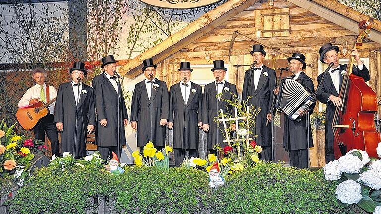 In ihrem klassischen Outfit: die Schneesenger mit Frack und Zylinder. In ihrem klassischen Outfit: die Schneesenger mit Frack und Zylinder.