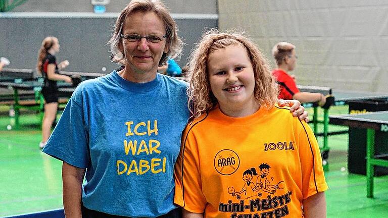 Stolz auf ihren Schützling Kimberly Sack (rechts) ist die A-Lizenz-Trainerin des TSV Bad Königshofen, Andrea Voigt. Kimberly Sack wurde bei den deutschen Mini-Meisterschaften in Rosenheim Zweite. Stolz auf ihren Schützling Kimberly Sack (rechts) ist die A-Lizenz-Trainerin des TSV Bad Königshofen, Andrea Voigt. Kimberly Sack wurde bei den deutschen Mini-Meisterschaften in Rosenheim Zweite.