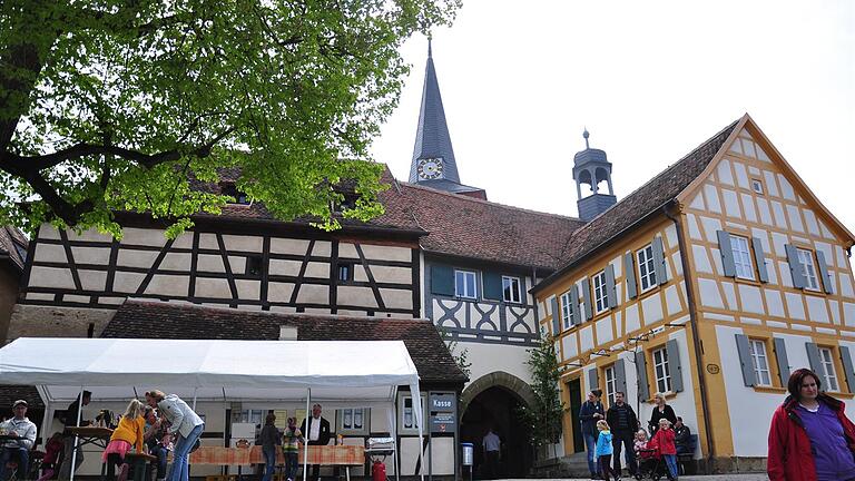 Ob Töpfern oder Basteln, Kekse gestalten oder mit Stelzen laufen: Für alle Altersgruppen war beim Kinderaktionstag im Kirchenburgmuseum Mönchsondheim etwas geboten. Ob Töpfern oder Basteln, Kekse gestalten oder mit Stelzen laufen: Für alle Altersgruppen war beim Kinderaktionstag im Kirchenburgmuseum Mönchsondheim etwas geboten.