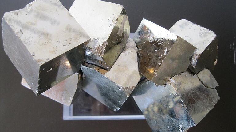 Ein beeindruckender Pyrit aus Spanien, der weder geschliffen noch in irgendeiner Art bearbeitet wurde. Ein beeindruckender Pyrit aus Spanien, der weder geschliffen noch in irgendeiner Art bearbeitet wurde.