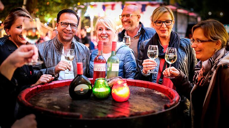 Viele Weingüter und rund 80 Frankenweine auf einen Streich probieren – diese Möglichkeit bietet sich vom 15. bis 17. September beim Mainschleifen-Weintasting auf dem Marktplatz von Volkach. (Symbolfoto)