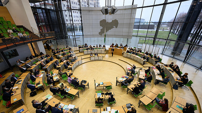 Sachsen Landtagswahl 2024 Aktuelle Umfragewerte Ergebnisse.jpg - Wie wird er sich künftig zusammensetzen? Der Landtag in Sachsen wird am 1. September 2024 neu gewählt. Sachsen Landtagswahl 2024 Aktuelle Umfragewerte Ergebnisse.jpg - Wie wird er sich künftig zusammensetzen? Der Landtag in Sachsen wird am 1. September 2024 neu gewählt.