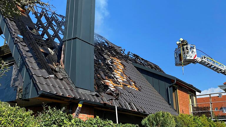 Ende September 2022 brannte dieses Wohnhaus in der Schallfelder Straße in Gerolzhofen. Die beim Wiederaufbau errichteten Dachgauben fallen größer aus als die vormaligen. Der Stadtrat genehmigte dies nun nachträglich. Ende September 2022 brannte dieses Wohnhaus in der Schallfelder Straße in Gerolzhofen. Die beim Wiederaufbau errichteten Dachgauben fallen größer aus als die vormaligen. Der Stadtrat genehmigte dies nun nachträglich.