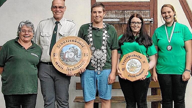 Königsproklamation bei den Stockheimer Schützen: Vorsitzender Bernd Faulstich (Zweiter von links) kürte Willi Neubauer (Mitte) zum neuen Schützenkönig und gratulierte der ersten Ritterin Claudia Kimmel (links), Jugendmeisterin Evelyn Neubauer (Zweite von rechts) und Samira Nöth, dritte Jugendmeisterin (rechts), zu ihren Ergebnissen.