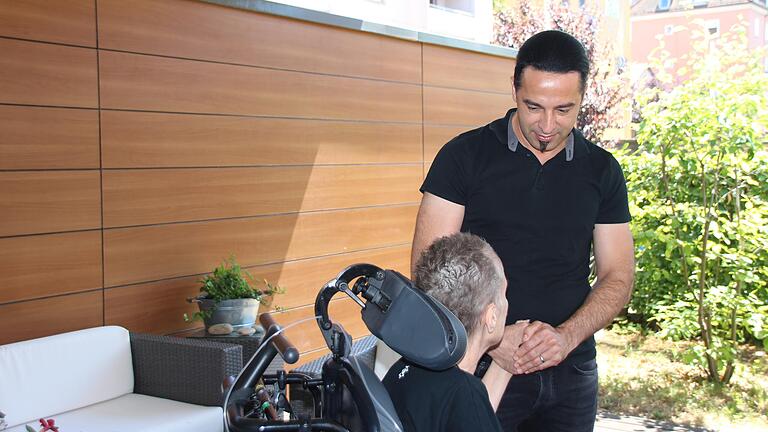 Emotionale Begegnung: Comedian Bülent Ceylan besucht einen Fan im Juliusspital Hospiz. Emotionale Begegnung: Comedian Bülent Ceylan besucht einen Fan im Juliusspital Hospiz.