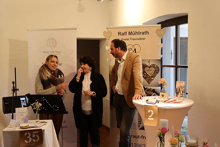 Hochzeitsmesse in der Uhlenmühle nahe der Reichelsburg: die Trauredner Christina Lesch (links) und Ralf Mühlrath (rechts) zusammen mit Mitveranstalterin Helena Hüblein (Mitte) Hochzeitsmesse in der Uhlenmühle nahe der Reichelsburg: die Trauredner Christina Lesch (links) und Ralf Mühlrath (rechts) zusammen mit Mitveranstalterin Helena Hüblein (Mitte)