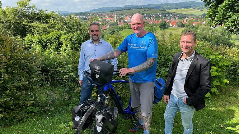 Oliver Trelenberg (Mitte) machte Station im Rhönstädtchen. Fladungens Bürgermeister Michael Schnupp (links) und Heino Goldbach (rechts), Inhaber des Hotels Sonnentau, trafen den 58-jährigen Spendenradler.