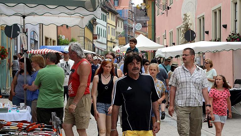 Volkacher Sommermarkt in der „neuen Altstadt“ leidet unter großer Hitze - (fp) Die Weinstadt wird schöner, davon konnten sich am Sonntag beim Volkacher Sommermarkt Hunderte von Menschen überzeugen. Der Altstadt-Bereich zwischen dem Marktplatz und dem Unteren Tor ist nach umfangreicher Sanierung zur beeindruckenden Genussmeile geworden. Das Gedränge früherer Jahre blieb aufgrund der großen Hitze, aber auch wegen der freizügigen Straßengestaltung aus. Aufgeweckte Straßenhändler und froh gelaunte Geschäftsleute freuten sich auf den frisch renovierten Flächen – ohne Bordsteinkanten – über die zahlreichen Kunden, die bei den sommerlichen Temperaturen gerne mal zum Geldbeutel griffen. Auch im Bereich der Oberen Hauptstraße, deren Sanierung zwischen Marktplatz und dem Oberen Markt kommende Woche beginnt, war das Angebot vielfältig. Insgesamt waren 60 Marktstände aufgebaut. Am Nachmittag öffneten Volkachs Fachgeschäfte im Zentrum ihre Türen. „Leben, einkaufen, genießen“ lautete das bewegte Motto, das der Gewerbeverband Volkach für das muntere Basar-Treiben ausgegeben hatte. Im Gewerbegebiet empfingen mehrere Unternehmen interessierte Besucher. Den Teilnehmern des Flohmarkts auf dem Weinfestplatz spendeten die großen Bäume willkommenen Schatten. Volkacher Sommermarkt in der „neuen Altstadt“ leidet unter großer Hitze - (fp) Die Weinstadt wird schöner, davon konnten sich am Sonntag beim Volkacher Sommermarkt Hunderte von Menschen überzeugen. Der Altstadt-Bereich zwischen dem Marktplatz und dem Unteren Tor ist nach umfangreicher Sanierung zur beeindruckenden Genussmeile geworden. Das Gedränge früherer Jahre blieb aufgrund der großen Hitze, aber auch wegen der freizügigen Straßengestaltung aus. Aufgeweckte Straßenhändler und froh gelaunte Geschäftsleute freuten sich auf den frisch renovierten Flächen – ohne Bordsteinkanten – über die zahlreichen Kunden, die bei den sommerlichen Temperaturen gerne mal zum Geldbeutel griffen. Auch im Bereich der Oberen Hauptstraße, deren Sanierung zwischen Marktplatz und dem Oberen Markt kommende Woche beginnt, war das Angebot vielfältig. Insgesamt waren 60 Marktstände aufgebaut. Am Nachmittag öffneten Volkachs Fachgeschäfte im Zentrum ihre Türen. „Leben, einkaufen, genießen“ lautete das bewegte Motto, das der Gewerbeverband Volkach für das muntere Basar-Treiben ausgegeben hatte. Im Gewerbegebiet empfingen mehrere Unternehmen interessierte Besucher. Den Teilnehmern des Flohmarkts auf dem Weinfestplatz spendeten die großen Bäume willkommenen Schatten.