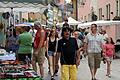 Volkacher Sommermarkt in der &bdquo;neuen Altstadt&ldquo; leidet unter großer Hitze       -  (fp)   Die Weinstadt wird schöner, davon konnten sich am Sonntag beim Volkacher Sommermarkt Hunderte von Menschen überzeugen. Der Altstadt-Bereich zwischen dem Marktplatz und dem Unteren Tor ist nach umfangreicher Sanierung zur beeindruckenden Genussmeile geworden. Das Gedränge früherer Jahre blieb aufgrund der großen Hitze, aber auch wegen der freizügigen Straßengestaltung aus. Aufgeweckte Straßenhändler und froh gelaunte Geschäftsleute freuten sich auf den frisch renovierten Flächen &ndash; ohne Bordsteinkanten &ndash; über die zahlreichen Kunden, die bei den sommerlichen Temperaturen gerne mal zum Geldbeutel griffen. Auch im Bereich der Oberen Hauptstraße, deren Sanierung zwischen Marktplatz und dem Oberen Markt kommende Woche beginnt, war das Angebot vielfältig. Insgesamt waren 60 Marktstände aufgebaut. Am Nachmittag öffneten Volkachs Fachgeschäfte im Zentrum ihre Türen. &bdquo;Leben, einkaufen, genießen&ldquo; lautete das bewegte Motto, das der Gewerbeverband Volkach für das muntere Basar-Treiben ausgegeben hatte. Im Gewerbegebiet empfingen mehrere Unternehmen interessierte Besucher. Den Teilnehmern des Flohmarkts auf dem Weinfestplatz spendeten die großen Bäume willkommenen Schatten.