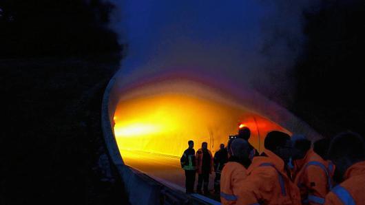 Weltuntergangsstimmung. Den &bdquo;Helfern&ldquo; schlugen Feuerschein und Qualm aus dem Tunnel &bdquo;Schwarzer Berg&ldquo; entgegen.