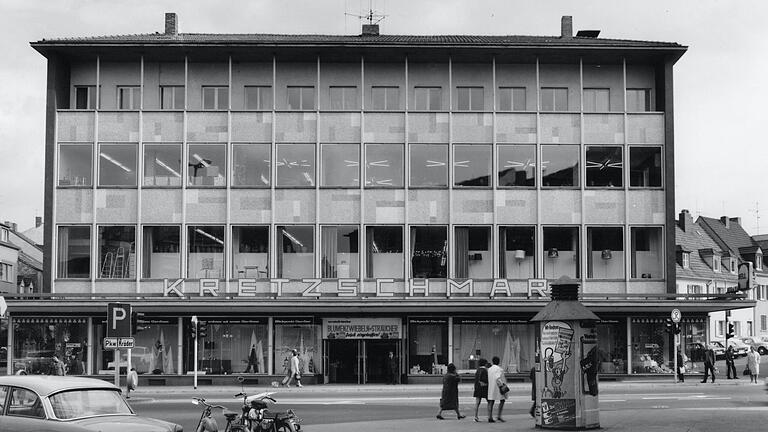 Das Kaufhaus Kretzschmar hatte die erste Rolltreppe Schweinfurts und war am Albrecht-Dürer-Platz. Die Aufnahme ist aus dem Jahr 1969 und im dritten Band der Reihe 'Schweinfurt im Wandel der Zeit' von Peter Hofmann zu sehen.