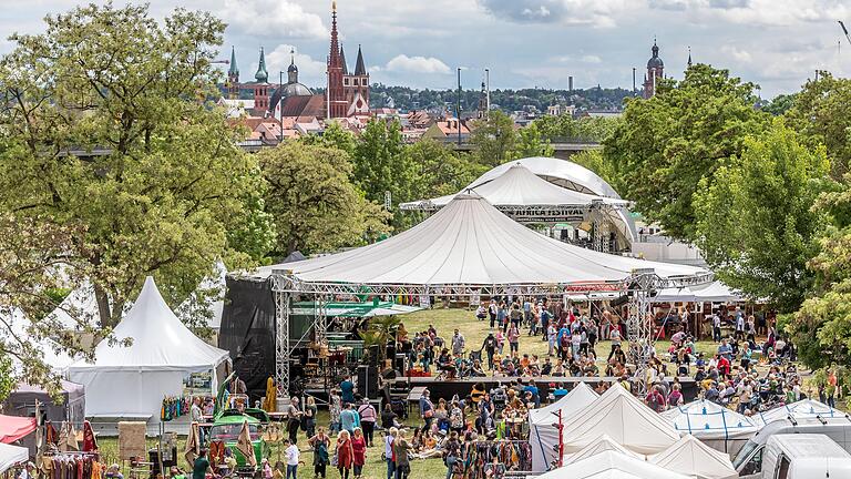 Zum Auftakt des Africa Festivals kamen tausende Menschen auf die Würzburger Mainwiesen. Die Veranstaltung gilt als größtes Festival für afrikanische Musik und Kultur in Europa.