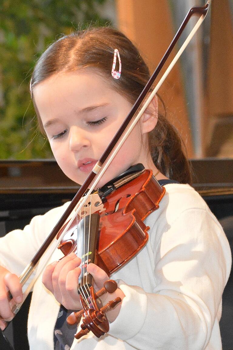 Platz eins gab es für Felina aus Leutershausen auf ihrer kleinen Violine.