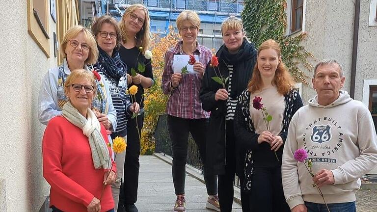 Felicia Wunder (Zweite von rechts) vom Verein Halma und Martina Rothenhöfer (Vierte von links) vom Zentrum für Psychische Gesundheit des Uniklinikums Würzburg mit den Schulungsteilnehmenden.&nbsp;