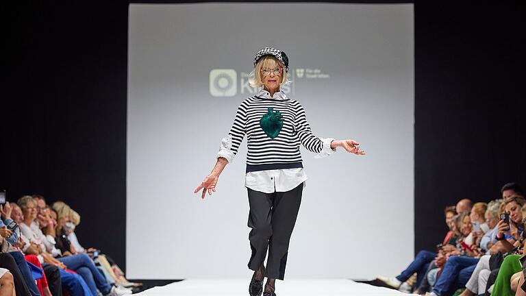 Vienna Fashion Week - „Fashion Reloaded” - Grünes Herz: Die Kleider wurden aus recycelten Stoffen hergestellt. Vienna Fashion Week - „Fashion Reloaded” - Grünes Herz: Die Kleider wurden aus recycelten Stoffen hergestellt.