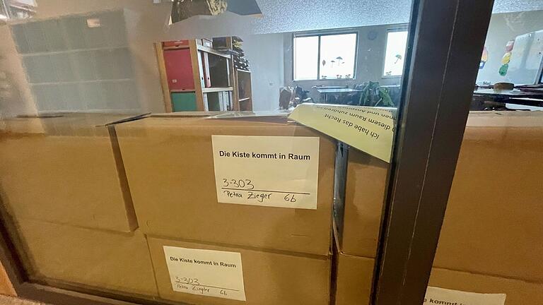 Auspacken oder nicht? Viele Kisten finden sich derzeit an provisorischen Orten in der Mittelschule und warten noch auf ihren endgültigen Bestimmungsort. Auspacken oder nicht? Viele Kisten finden sich derzeit an provisorischen Orten in der Mittelschule und warten noch auf ihren endgültigen Bestimmungsort. 