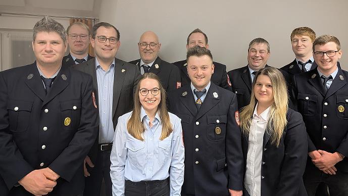 Die neue Mannschaft der Feuerwehr: (vorne von links) Markus Haas, Bürgermeister Florian Atzmüller, Laura Zeller, 1. Vorstand Adam Gärtner, Mandy Feser und Moritz Koch sowie (hinten von links) Jonas Morper, 1. Kommandant Florian Hluchy, 2. Kommanda...       -  Die neue Mannschaft der Feuerwehr: (vorne von links) Markus Haas, Bürgermeister Florian Atzmüller, Laura Zeller, 1. Vorstand Adam Gärtner, Mandy Feser und Moritz Koch sowie (hinten von links) Jonas Morper, 1. Kommandant Florian Hluchy, 2. Kommandant Uwe Kaiser, Detlef Selbert und Max Rosen.