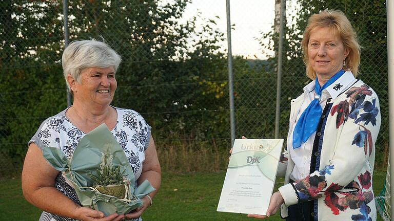 Karin Müller, stellvertretende Vorsitzende des DJK-Diözesanverbandes, zeichnete im Rahmen der DJK-Jahresversammlung in Wargolshausen Brunhilde Karg für die 30-jährige Leitung der Damen-Gymnastikgruppe aus.