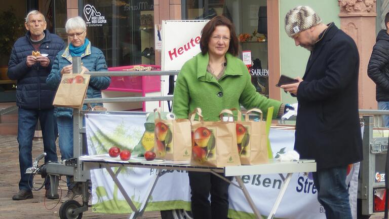 Auch das gehört zum Martini-Markt im Herbst: Der Bund Naturschutz verkauft Bio - Äpfel am Marktplatz in Marktheidenfeld.