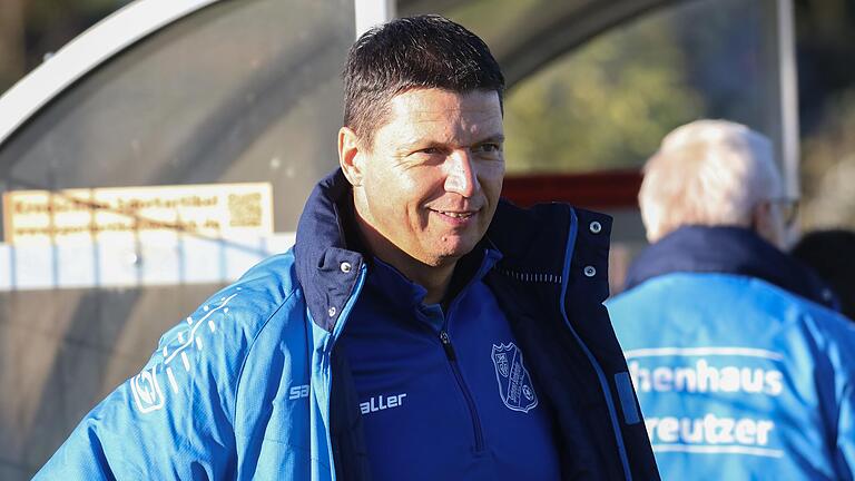 Christian Hofrichter hat gut lachen: Er bleibt auch in der Saison 2023/24 Trainer beim SV Sonderhofen. Es wird seine fünfte Saison in Sonderhofen, womit er Christian Graf, der beim SV Heidingsfeld aufhört, als dienstältesten Trainer der Kreisliga Würzburg 1 beerbt.