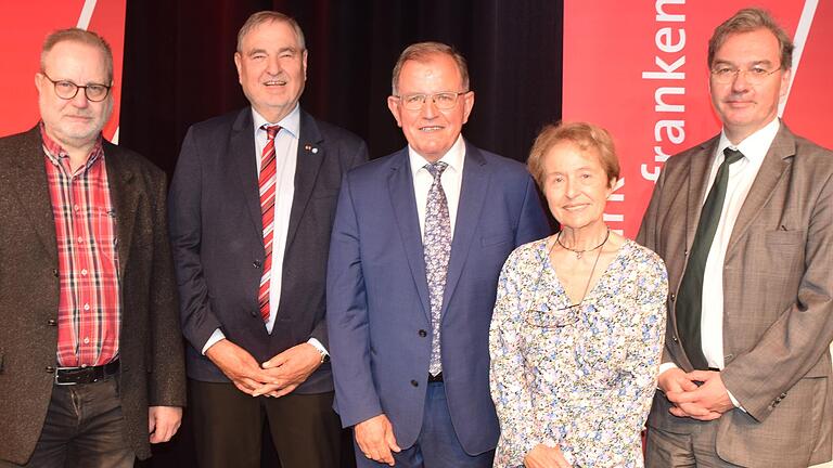 Der Kulturpreis des Bezirks Unterfranken ging an Brigitte Schad und Bernhard Schlereth. Das Bild zeigt (von links) Peter Kuhn, Bernhard Schlereth, Erwin Dotzel, Brigitte Schad und Thomas Schauerte.