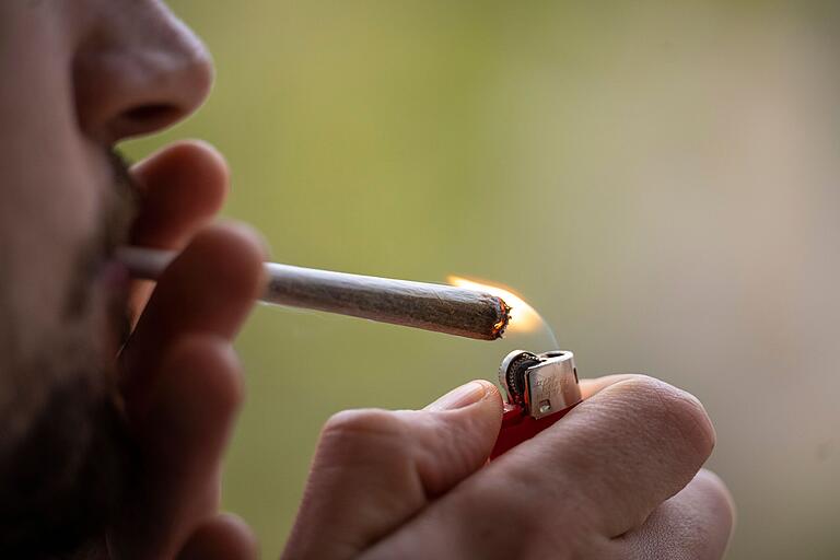 Weder auf dem Grundstück, der Anbaufläche, im Gewächshaus oder im Gebäude, noch in Sichtweite des Eingangsbereichs des Social Clubs darf Cannabis konsumiert werden (Symbolbild).