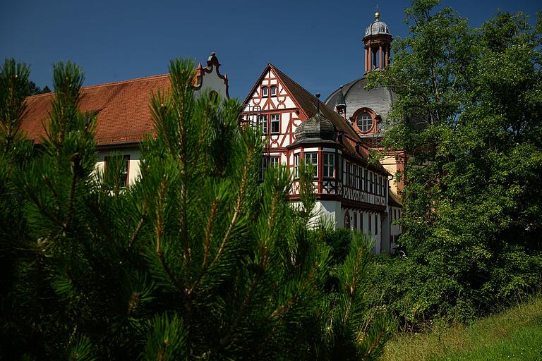 Imposant: die ehemalige Benediktinerpropstei in Holzkirchen. Bei der Kirche hatte Balthasar Neumann seine Finger im Spiel.