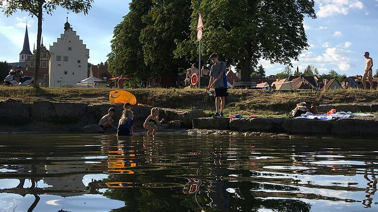 Die Badebucht in Sulzfeld ist für kleine und große Wasserratten ideal.